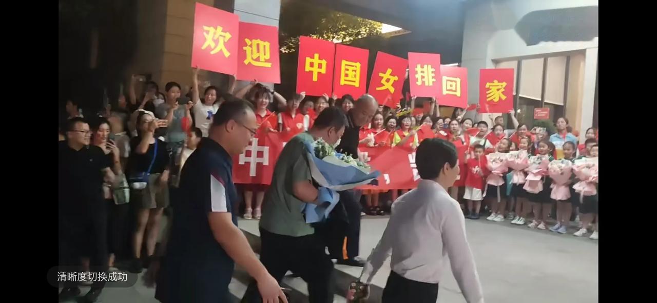 尴尬！蔡斌携李盈莹等中国女排队员落地宁波训练中心，当地欢迎仪式遭质疑，球迷怒批：