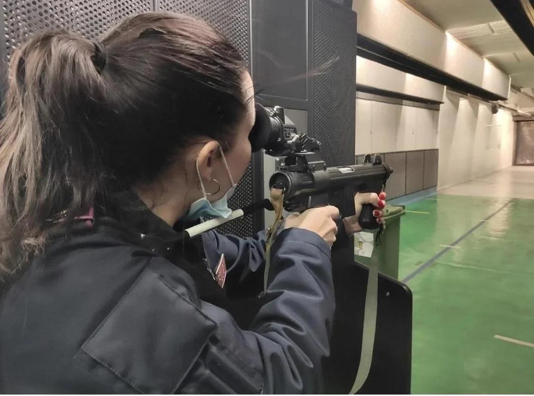 意大利女警与伯莱塔M12s冲锋枪