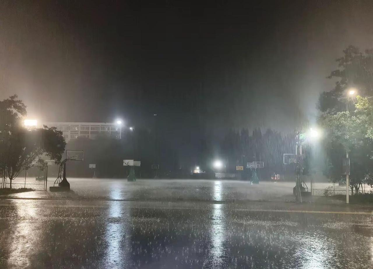 这才是暴雨倾盆 淋一场雨