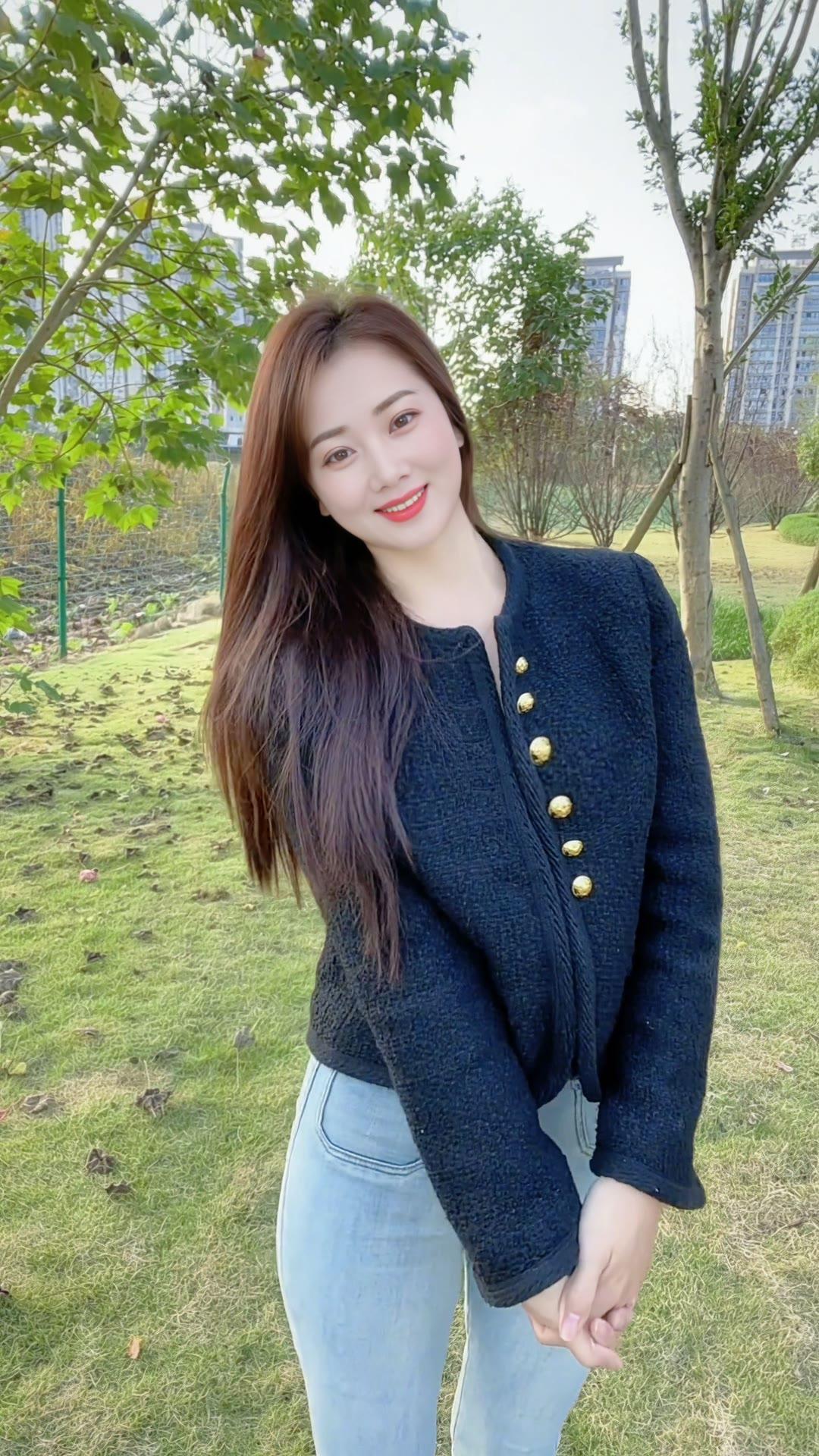 人人都有苦衷 事事都有无奈 顺境时善待别人 逆境时善待自己