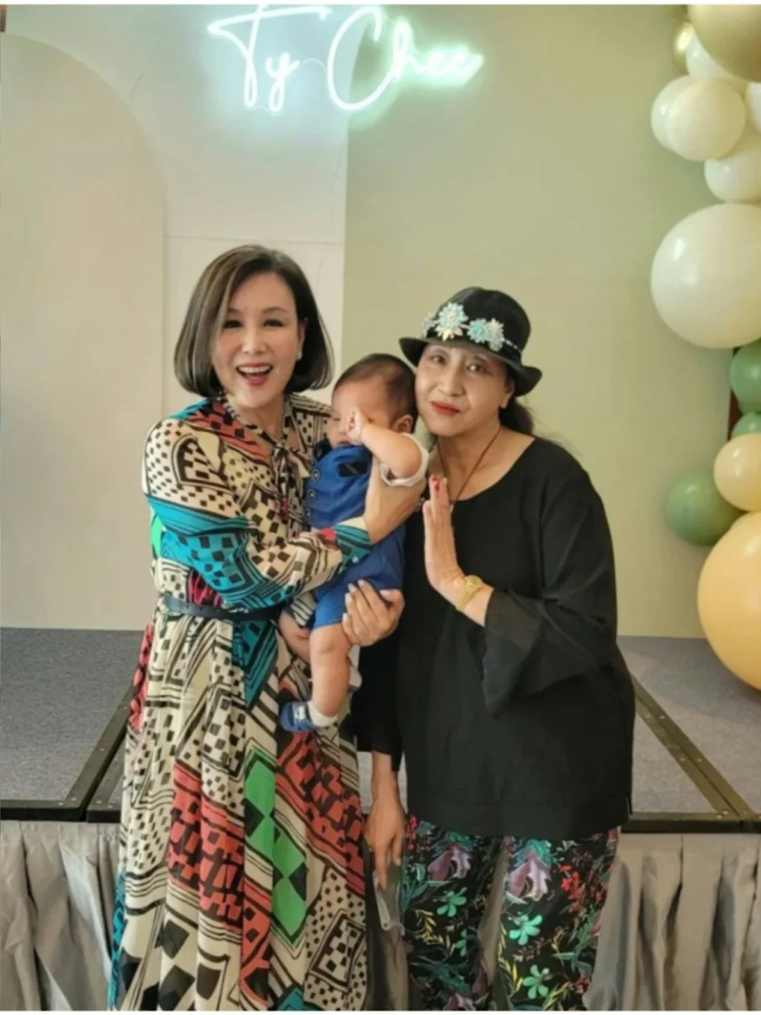 文雪儿晒胞姐元秋年轻照，昔日美貌令人惊艳