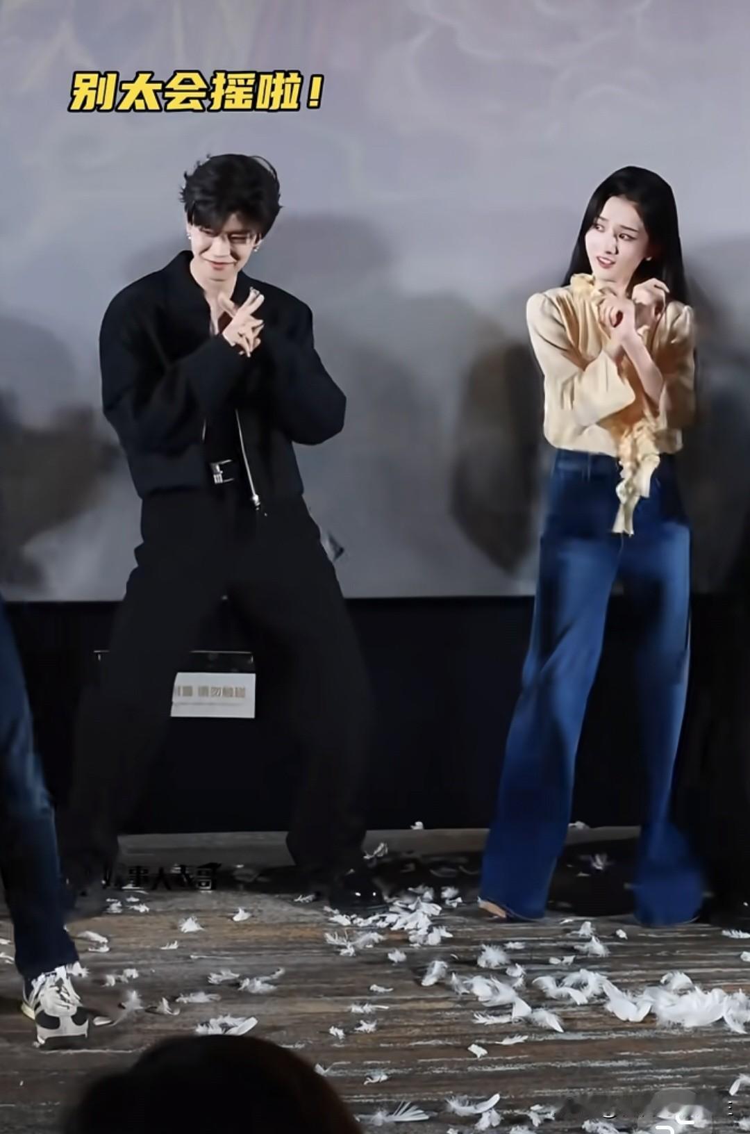 谁能拒绝任嘉伦的星奇摇？动作干净利落，气质清爽高级，宽肩窄腰配大长腿，这版剧宣舞