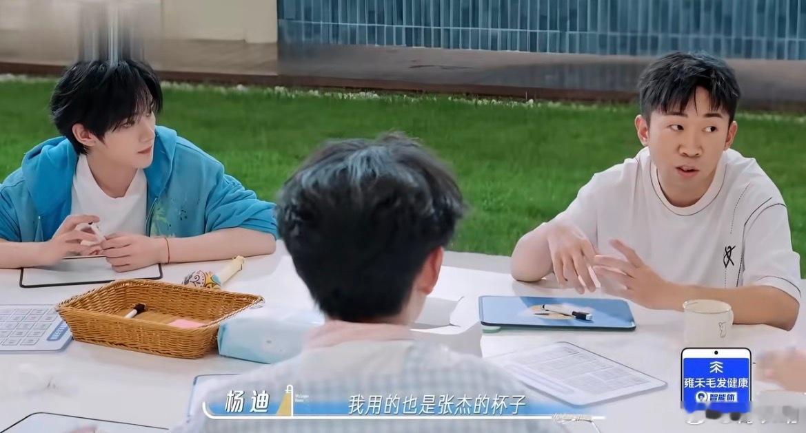 谢娜杨迪用错杯子去后台吐了用同款杯子挺正常的，就是喝之前为什么不确认一下呢谢娜也
