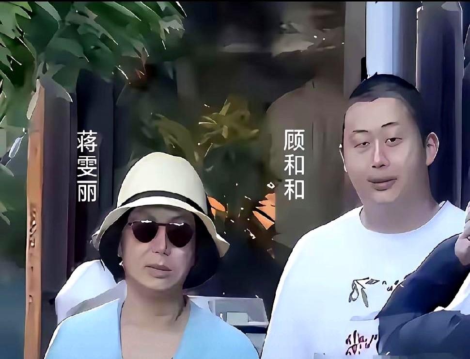 蒋雯丽和顾长卫的儿子露面，第一眼真的有种眼前一亮的感觉！
顾和和挺着高大身板往那
