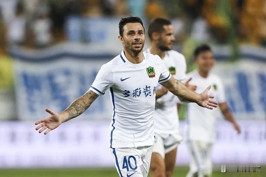 42岁的前贵州恒丰外援鲁文-卡斯特罗退役了
鲁文-卡斯特罗能一直踢球踢到42岁才