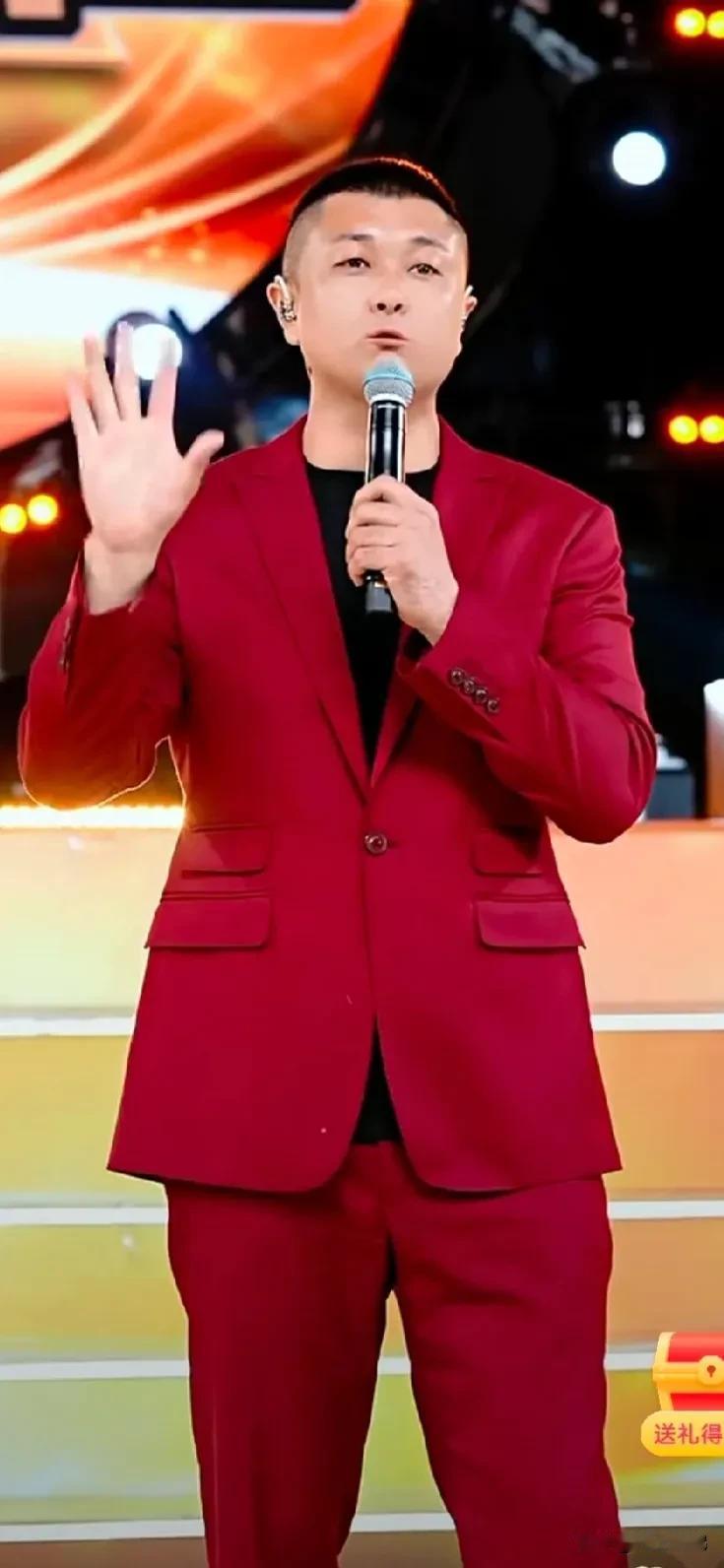 为什么太原老葛真捧王铁蛋？
  在山西大同太原老葛全民歌王直播间，四位站队成员中