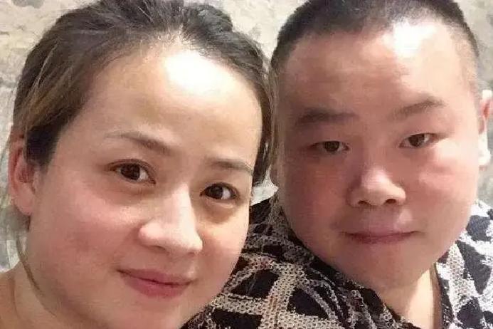 岳云鹏给五个姐姐买房买车，轮到弟弟岳雪刚，弟弟一句“我守着妈”把哥哥噎回去。
哥