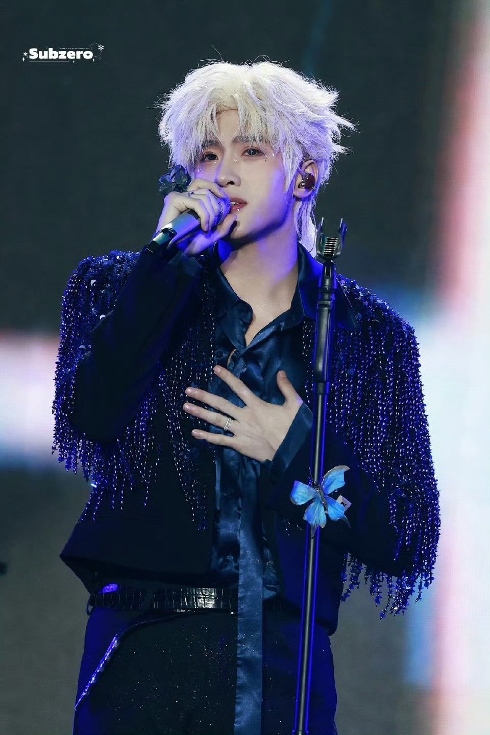 展轩音乐节杀疯了！白￼发狼尾自带锋芒，大屏生图怼脸抗打，每帧都是颜值暴击 