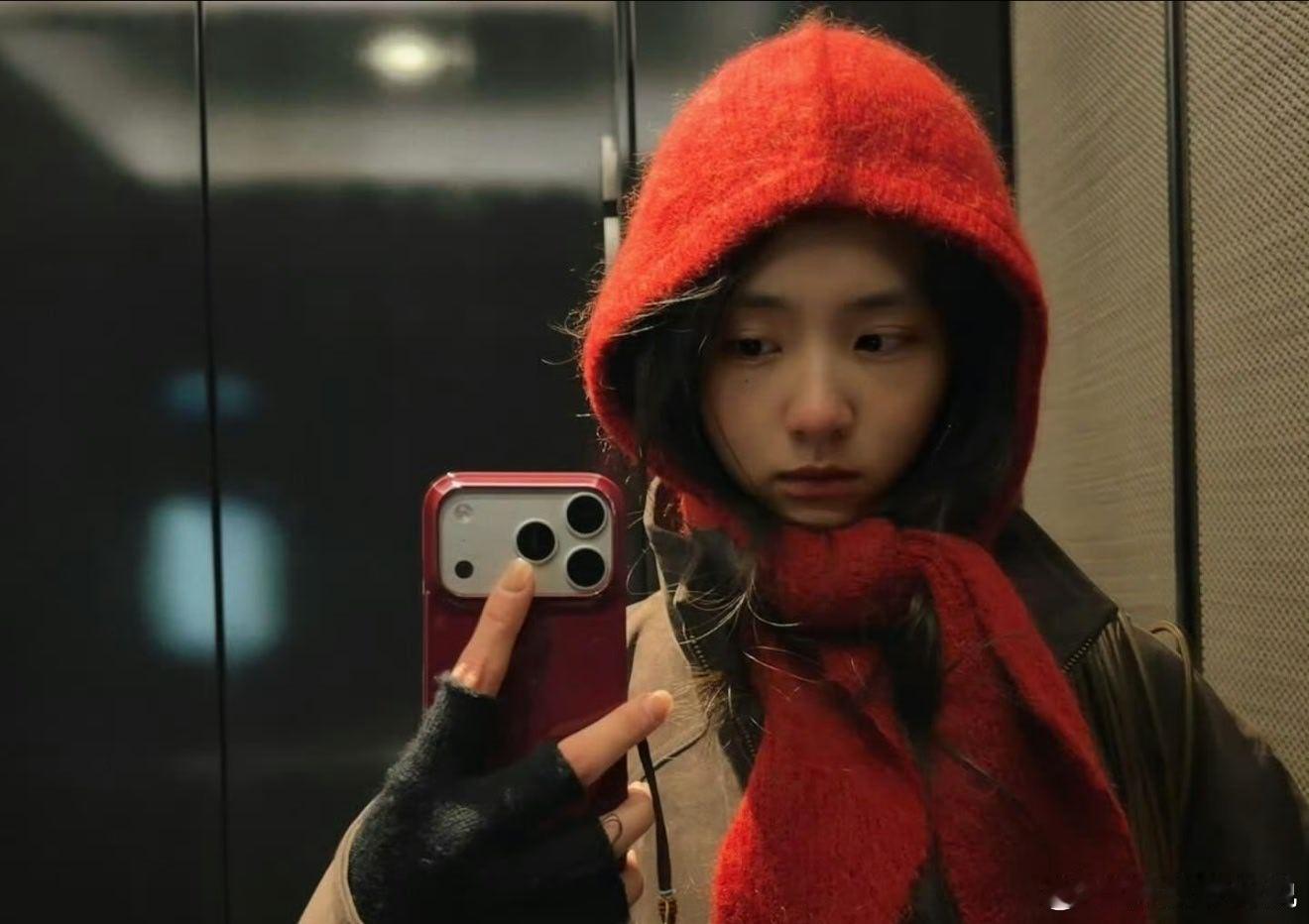 黄多多自拍职业病犯了好像提醒她手指快放着摄像头了是手指太长了吗