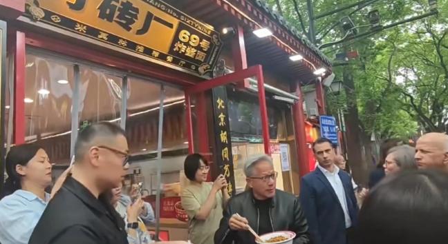 特朗普专机刚起飞，这位身价万亿的AI巨头，居然直接留在北京"赖着不走"了。从南锣