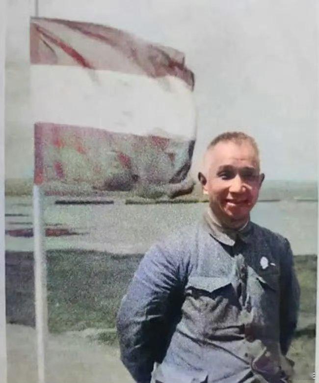 1970年的法国诺曼底海滩，粟裕大将去寻找盟军登陆经验，他当时的目标是解放台湾。