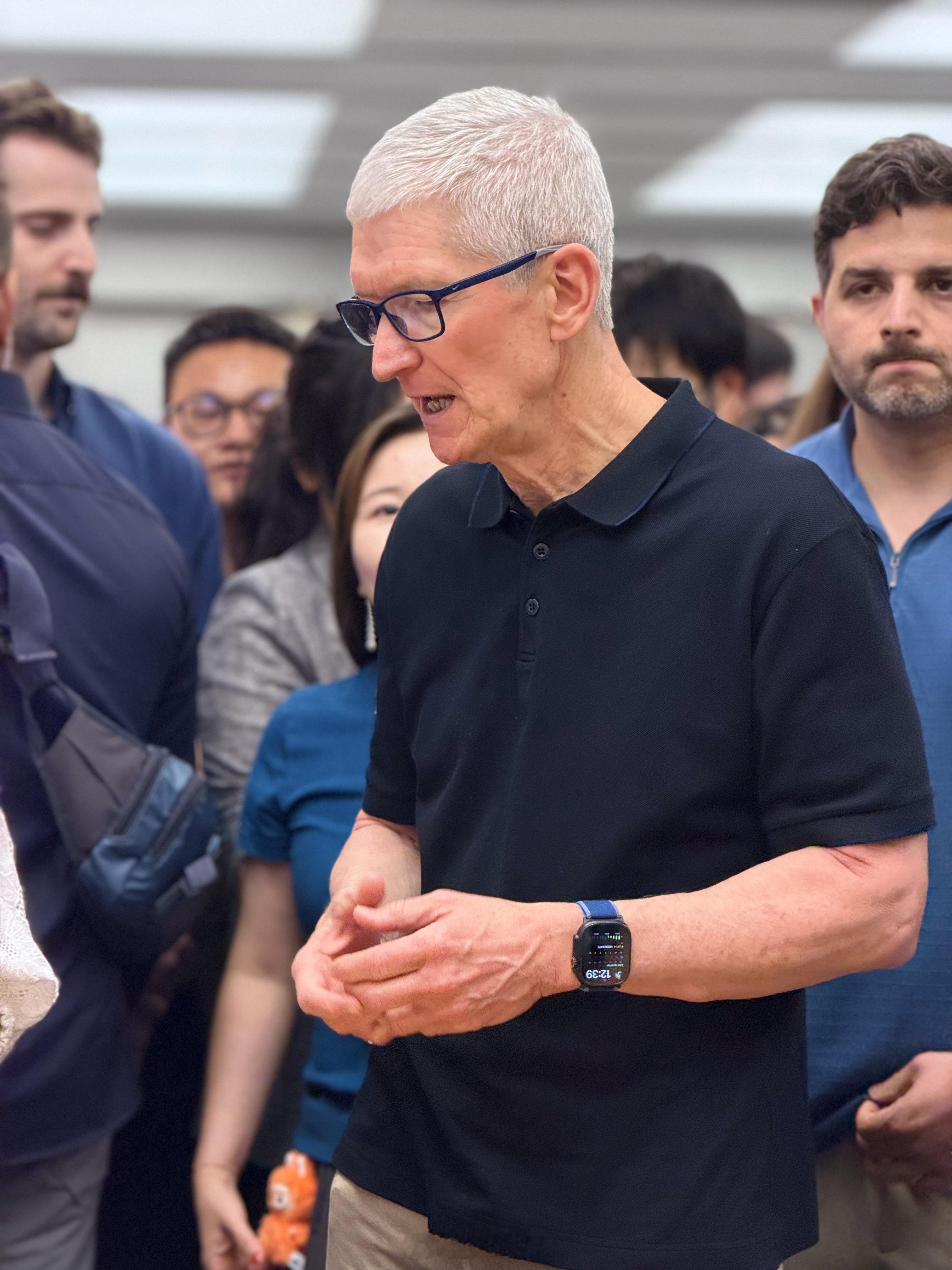 巴菲特在接受采访时表示：“如果没有Tim Cook，就不会有今天的苹果公司。”巴