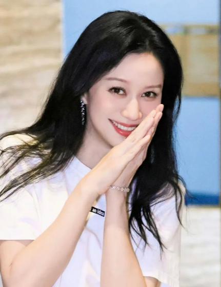 娱乐圈里我最看不懂的就是倪虹洁

她给继父养老我能理解

但是我想破头也没想通，