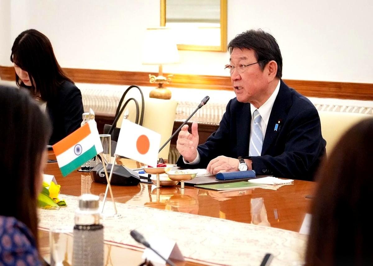 日本外相茂木敏充，兴冲冲地飞了三天一夜去印度开会。
出发前，日本国内的通稿发得震
