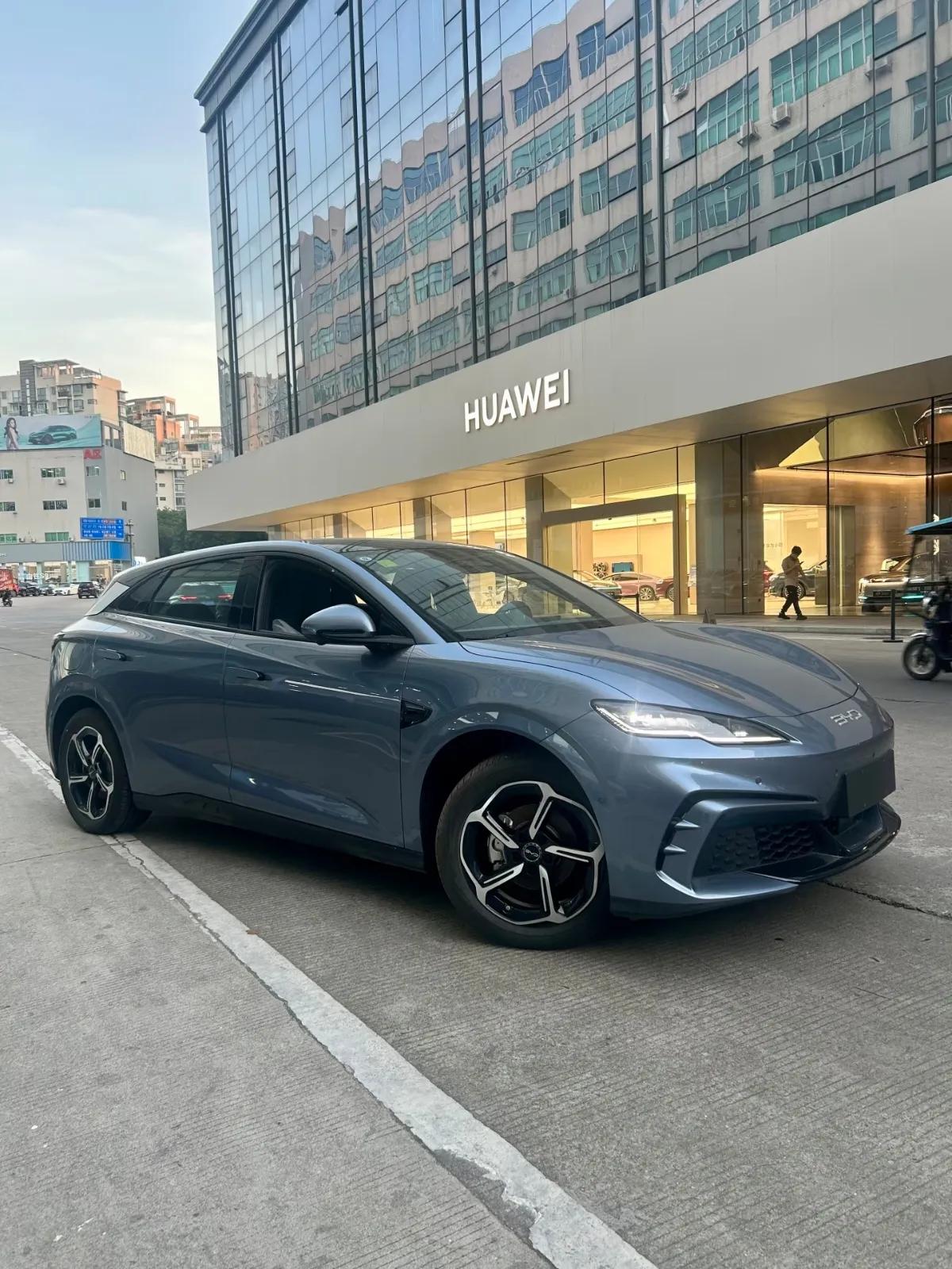 我家有纯电+燃油两辆车，养路费这个话题我认为以后该交就交。
现在的燃油车车主可能