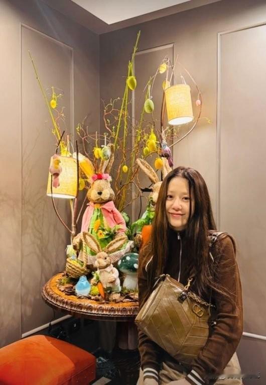 11日，演员高贤贞在Instagram上传了多张照片。公开的照片中，高贤贞在罗马