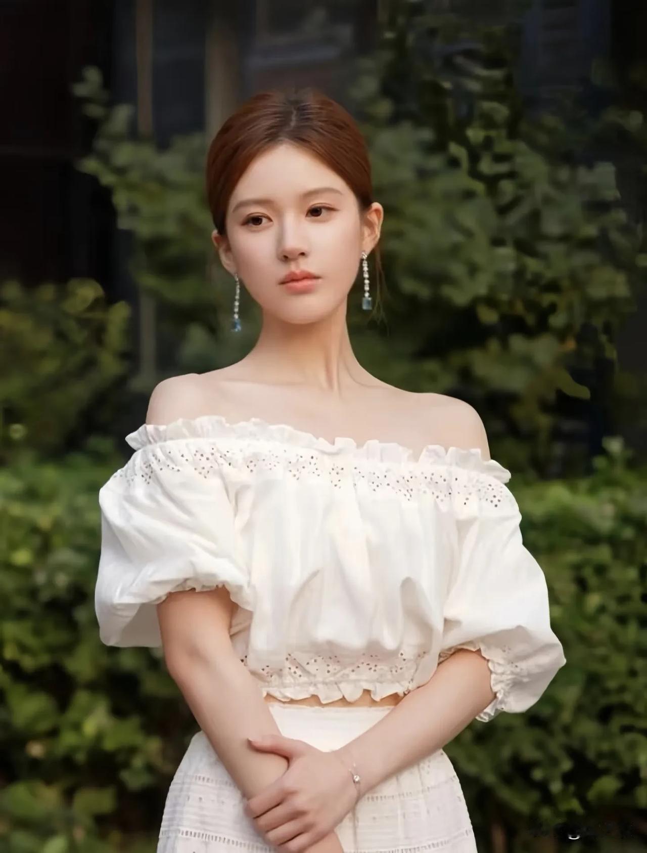 顶流到底指哪方面啊！我想问？如果指的是流量，那赵露思现在的流量大部分时候已经超越