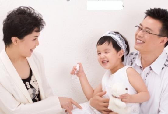 1999年，前央视主持人白燕升刚结婚9个月，妻子意外摔成瘫痪。妻子说：“趁没有孩