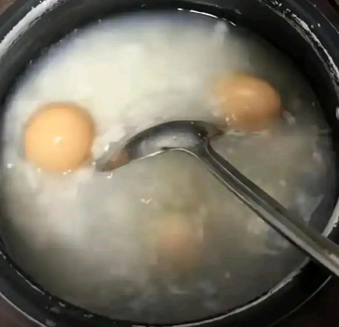 一颗鸡蛋引发的家庭大战：婆婆图省事把鸡蛋和稀饭一起煮，儿媳看到直接摔门上班，评论