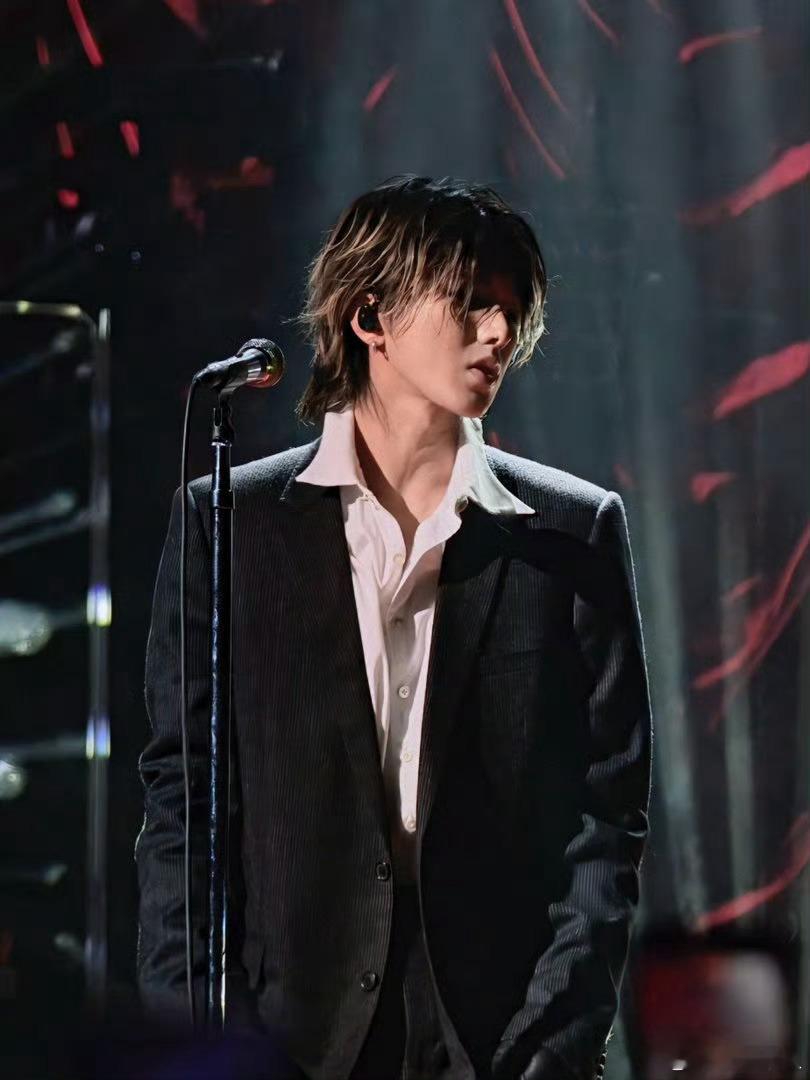 蔡徐坤的衬衫湿透了蔡徐坤衬衫能拧出水坤坤的汗是舞台的勋章，衬衫拧出的不是水，是燃