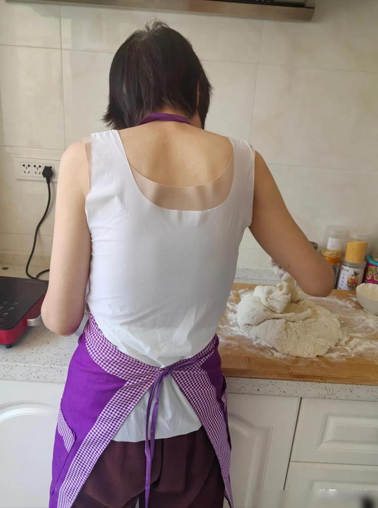 来我姐家串个门坐一会儿，我姐正准备蒸馒头。

我之前真以为我姐是天生的易瘦体质，