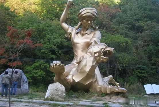 1975年，湖北神农架，几名妇女正在田里干农活的时候，一位妇女突然因为内急跑向了