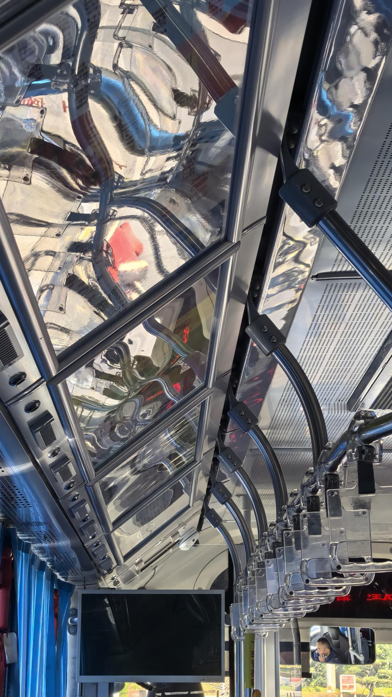 《公交车上的魔影》