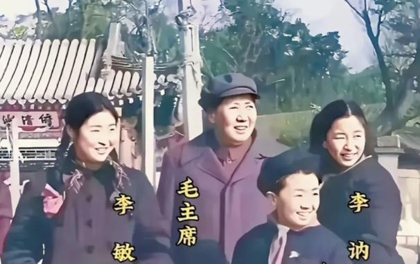 1953年冬，毛主席与两个女儿李敏、李纳在北京的一个溜冰场拍下了这张合影。
李敏