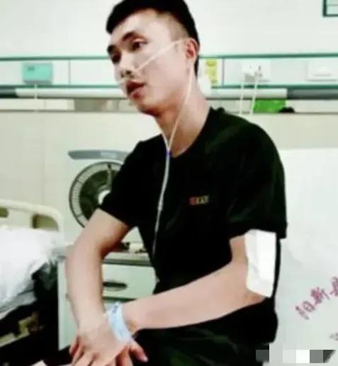 退伍军人抓小偷撞见熟人松手，反被连捅五刀尽显军人本色
 
2019年，退伍军人尹