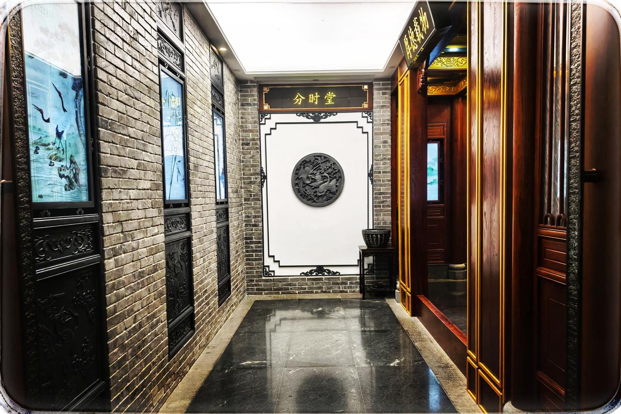 仙鹤湖畔的梦幻建筑
在仙鹤湖柔波轻漾的岸旁，有栋建筑似传奇闪耀着光。它的外部，大