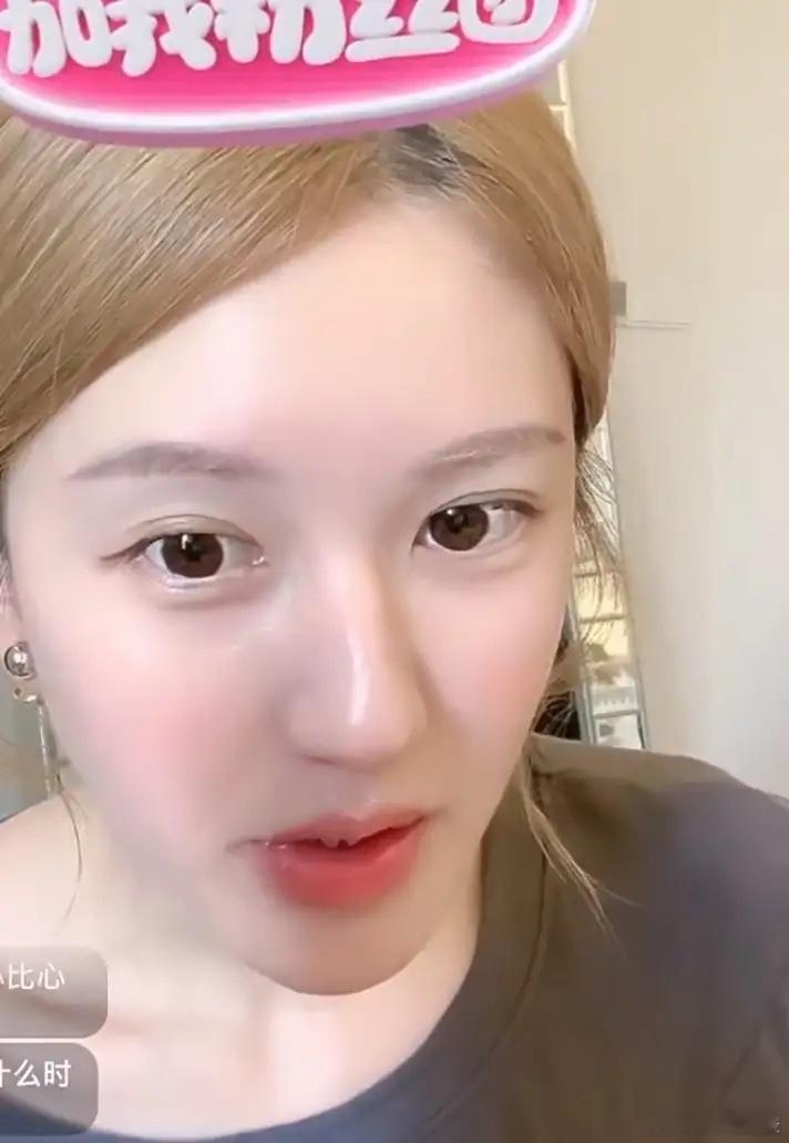 赵露思应该算是松口吧说自己愿意演恶毒女配，演妈妈奶奶，不一定非得拍大制作的戏，释