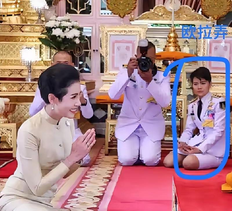 再看当年的欧拉弄，这眼神，就知这女子不简单呢？
一个小小的侍女，跨越了阶级，成为