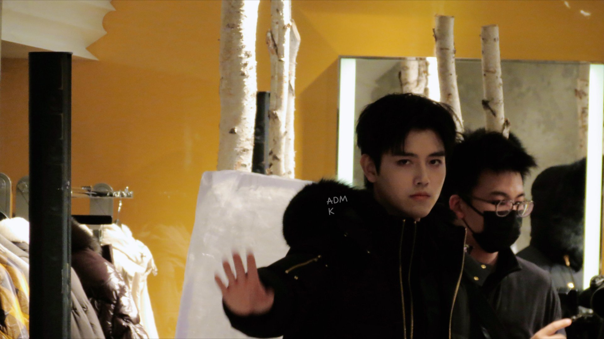 陈飞宇那里到底有谁在啊阿瑟昨晚贵公子气质杀疯了！对粉丝超亲切像见老朋友，可为啥一