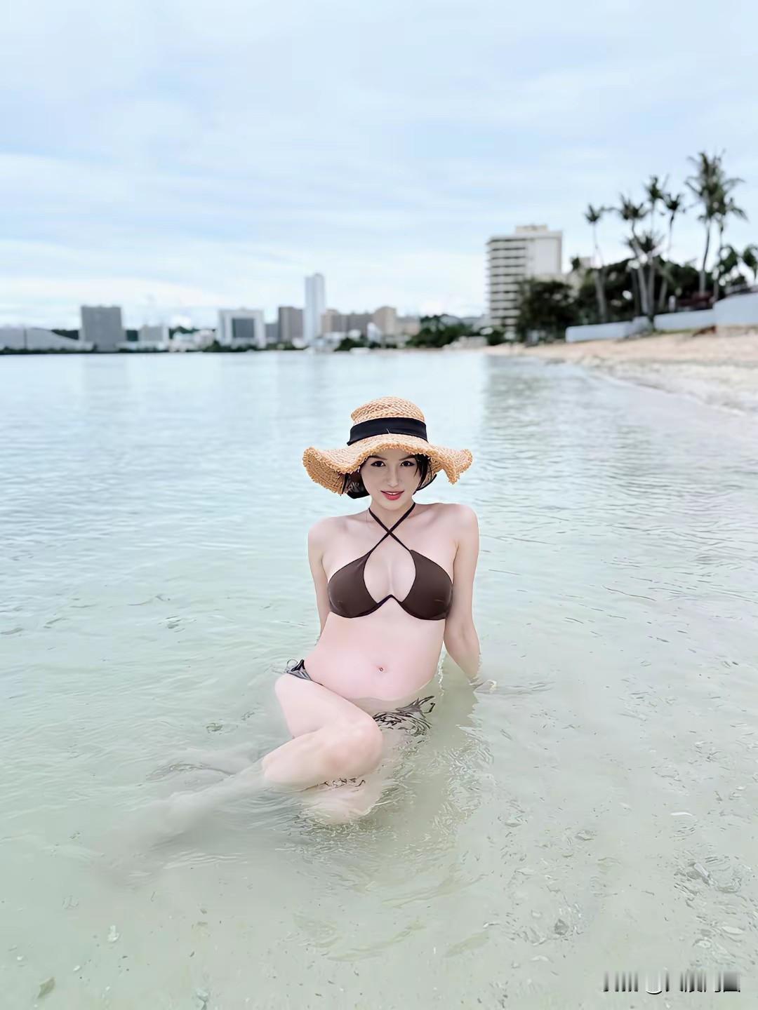 海边的孕妇，无疑是一道独特而甜美的风景线。在美国，许多怀孕的明星都热衷于身着比基