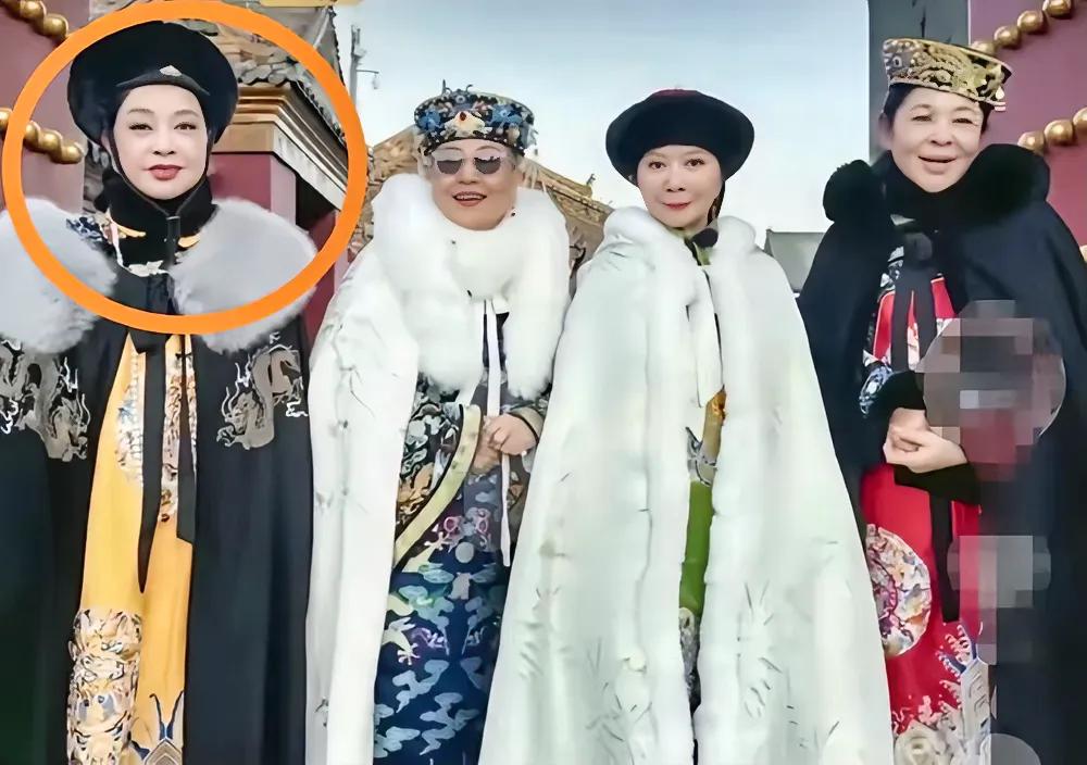 天呐，咱庆奶往那一站，还是当年的太后之姿！

太佩服《一路繁花》了，竟然拍了这样