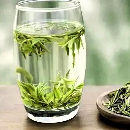 你喝过放在厕所里面晒干的茶叶吗？浙江丽水景区离谱一幕，厕所满地铺茶叶，看完再也不