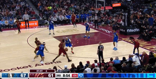 谁说米切尔不能打无球？
好好看看这两个球，米切尔这无球能力绝对是顶级的！
图一、