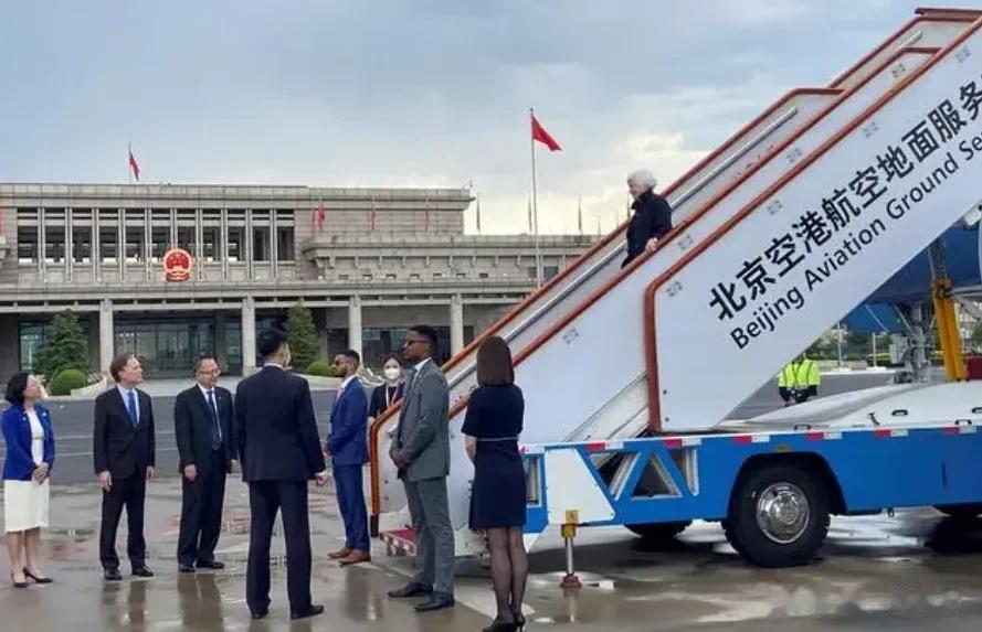 救美国就是救中国？中方终于抛弃一切幻想，8500亿美债售卖困难

当今的美国是否