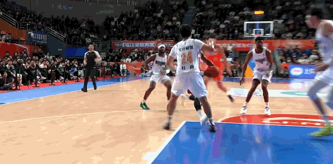 周琦赵睿送皮特森连续踩脚，好在只是虚惊一场，不然比赛直接丧失悬念

上半场最后时