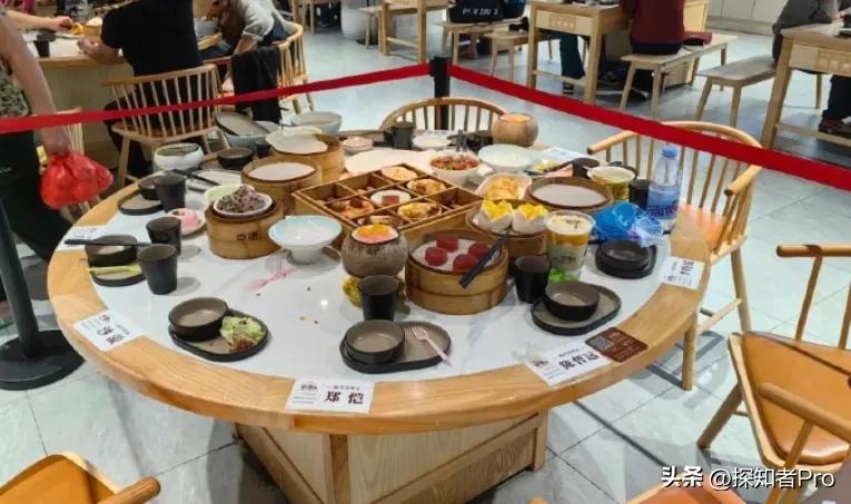 海口的一家餐厅最近搞了个荒唐“名场面”——
把明星的剩饭剩菜当成“打卡圣地”
一