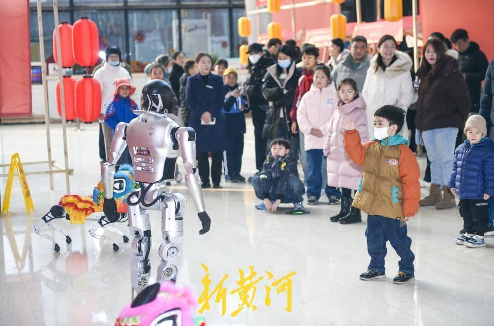 人形机器人舞动非遗，机械瑞狮恭贺新春！临近新春佳节，济南市文化馆推出一场别开生面