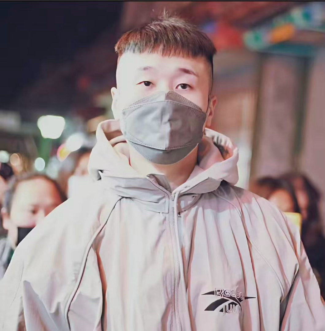 球赛季解说少不了德云社别人正经复盘赛场战术，杨九郎全程花式整活，搭配王一珩的个人