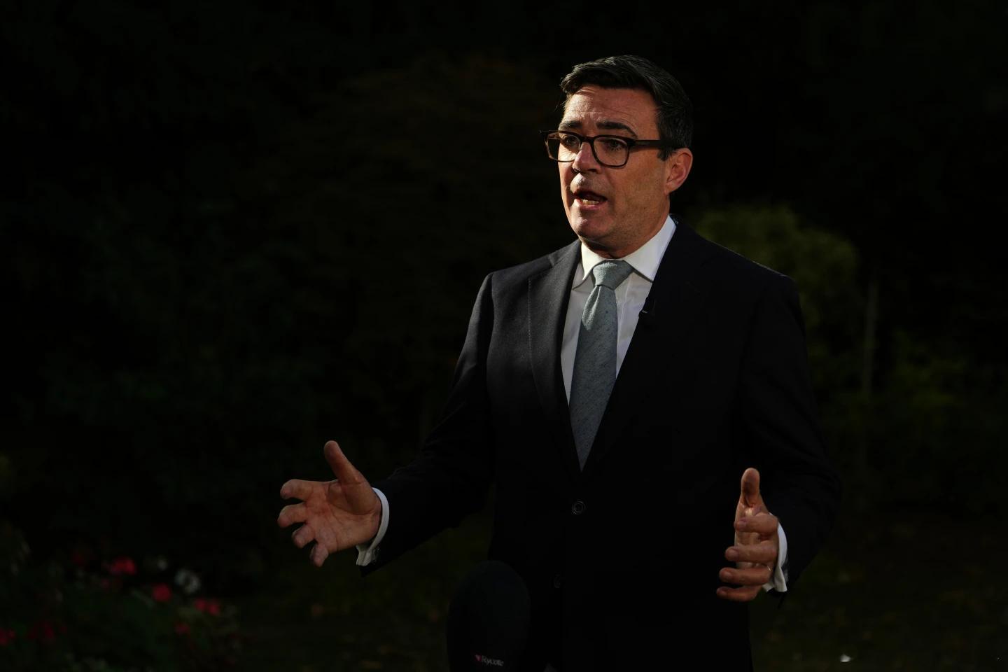 【报道称，英国首相与冒充白宫高级官员的人交换了信息】 （美联社）——据周一发布的