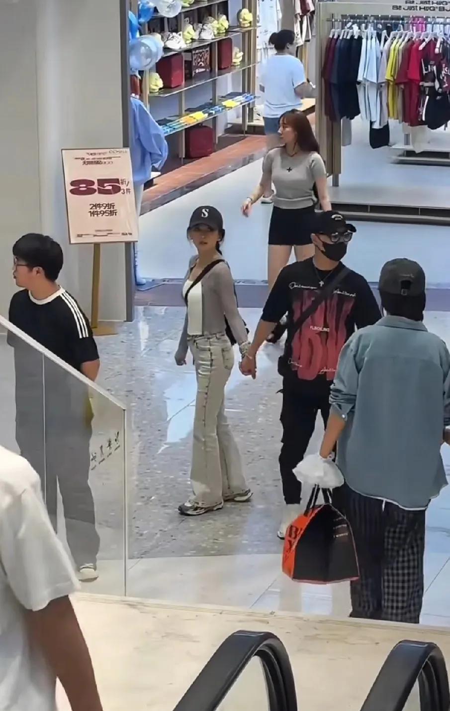 汪峰和女友森林北在商场逛街被偶遇了，不得不承认森林北现实的身材真的超好，凹凸有致