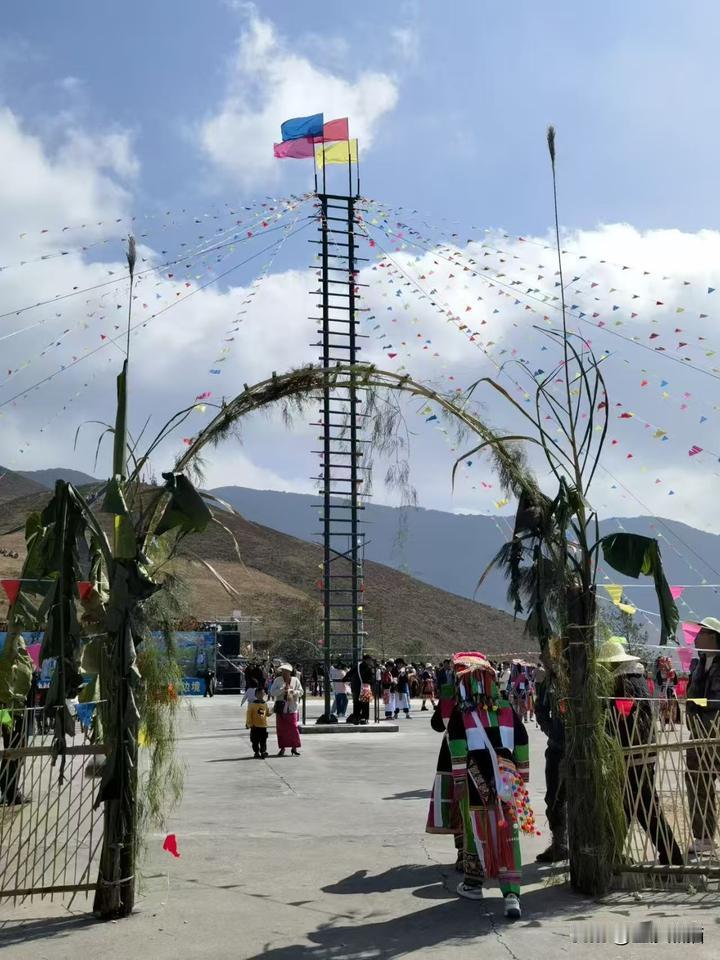 傈僳族阔时节（之一）。
“阔时”在傈僳语中意为新年，是傈僳族最隆重的节日，地位堪