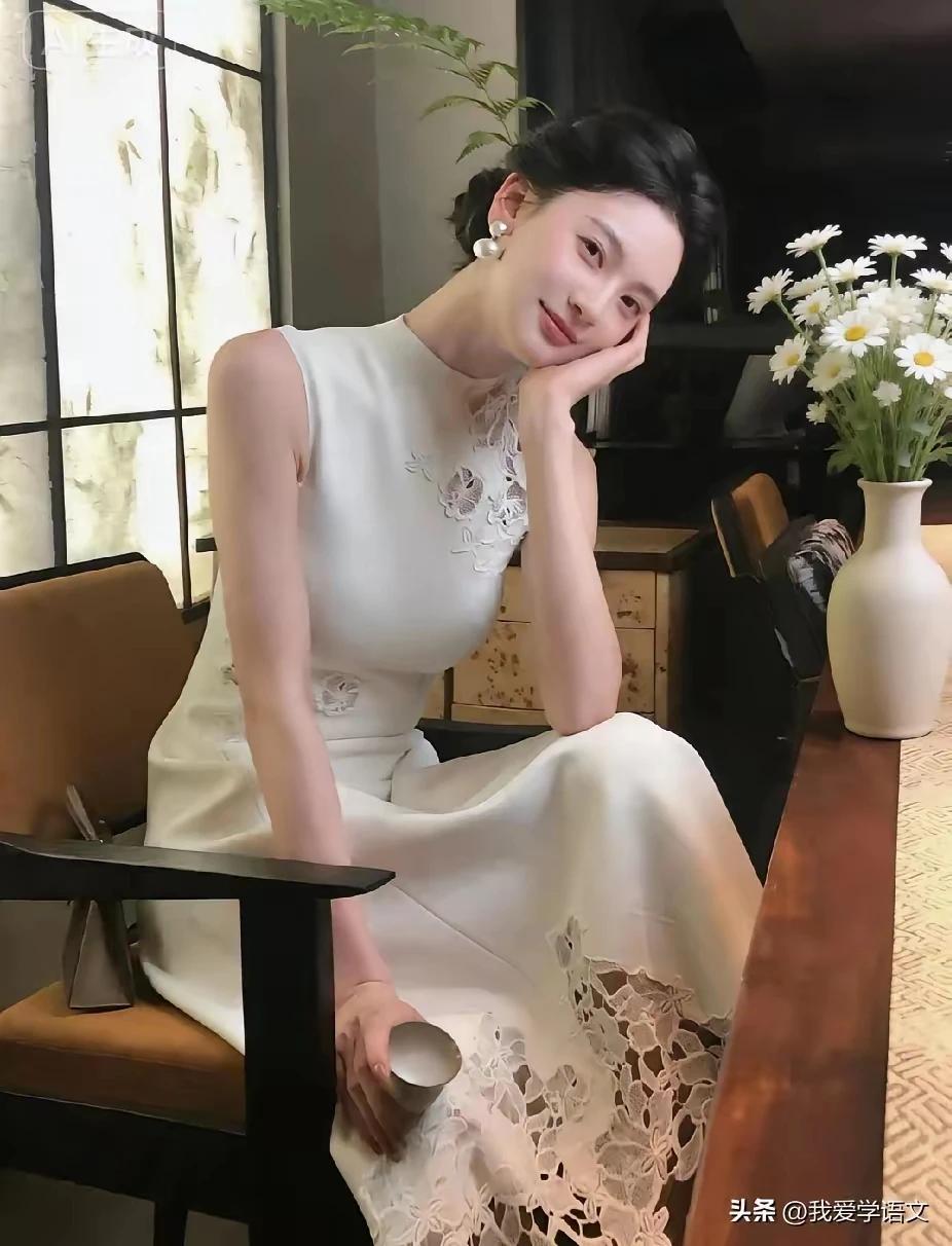 慢品人生如品茶，
静看世事落繁花。
杯中冷暖皆尝遍，
平淡是真沐晚霞。