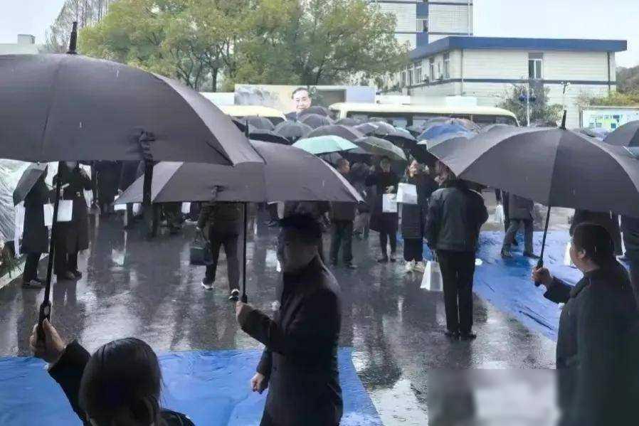 农夫山泉与娃哈哈的风波：商业竞争还是道德较量？
在这个信息爆炸的时代，企业家的一