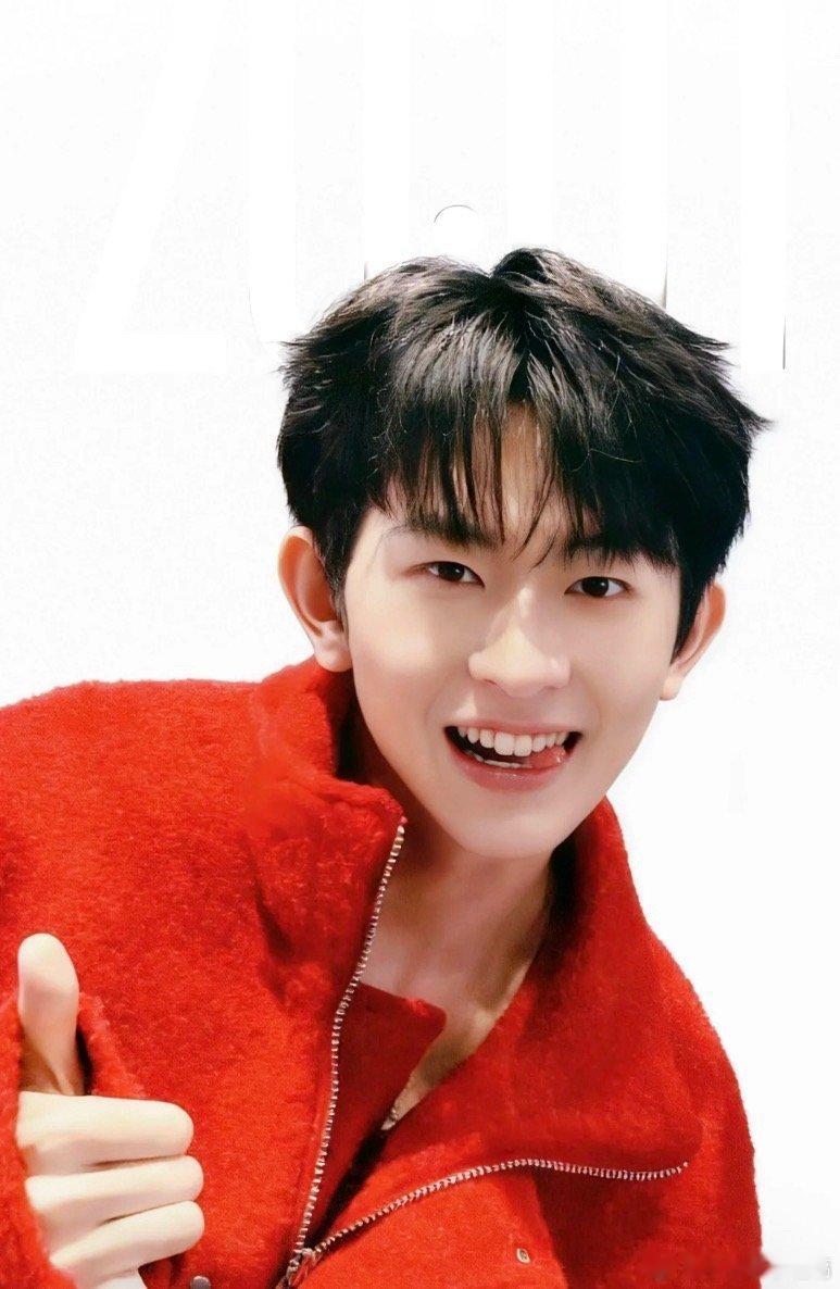 短剧男主剧里剧外两幅面孔纪教授让我的霸总滤镜噼里啪啦碎了一地！戏里是捏人下巴的冷