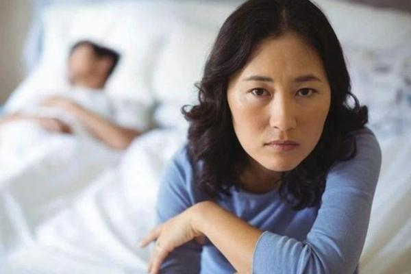 有一对夫妻，男方是医生，经常需要加班和出诊，女方则是一名教师，需要按时早起上班。