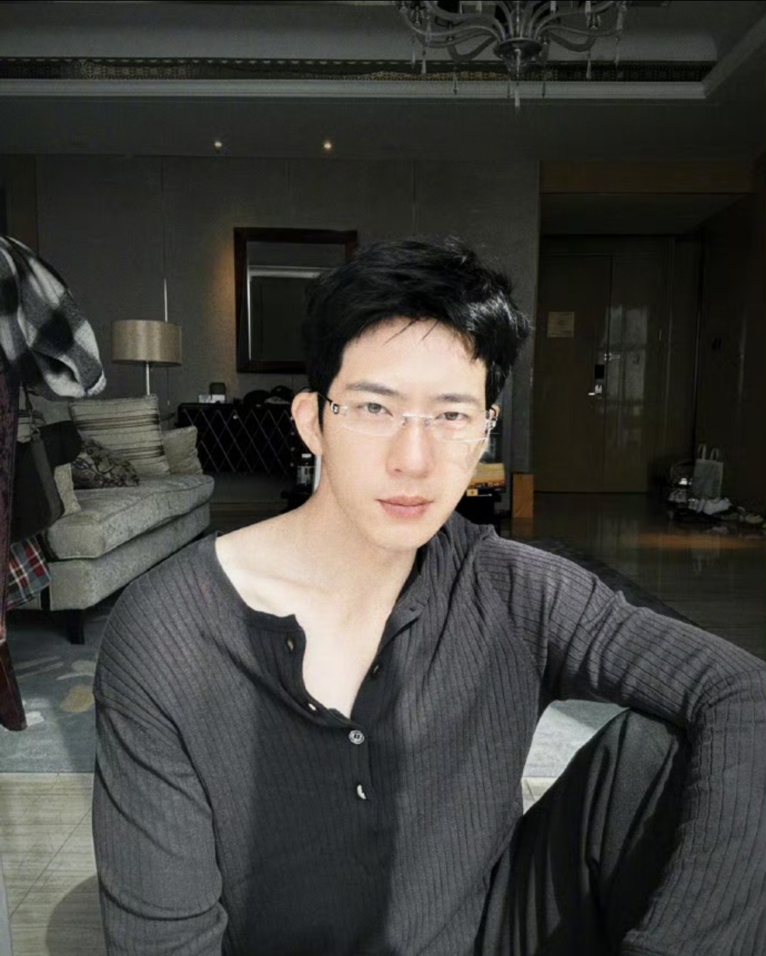 戴眼镜的井柏然，跟不戴眼镜的井柏然，完全就是两个人。 